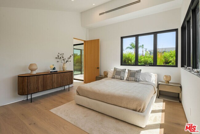 Building Photo - 1130 N Poinsettia Pl