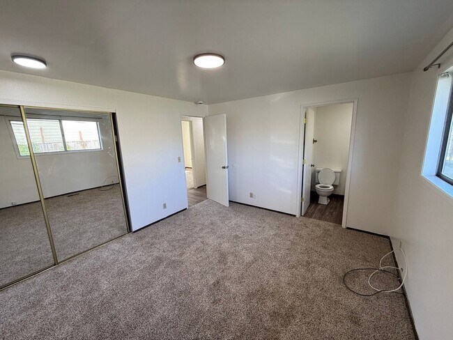 Building Photo - 1488 Palace Dr NE