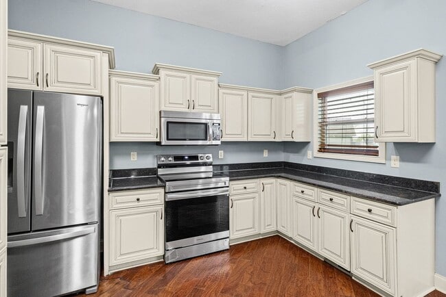 Building Photo - 3 Bedroom 2 Bath Pet Friendly Home For Rent!