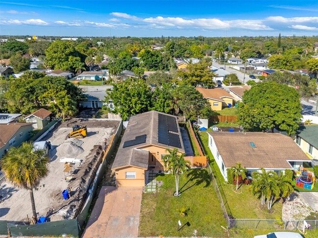 Building Photo - 2921 NW 6th Ct