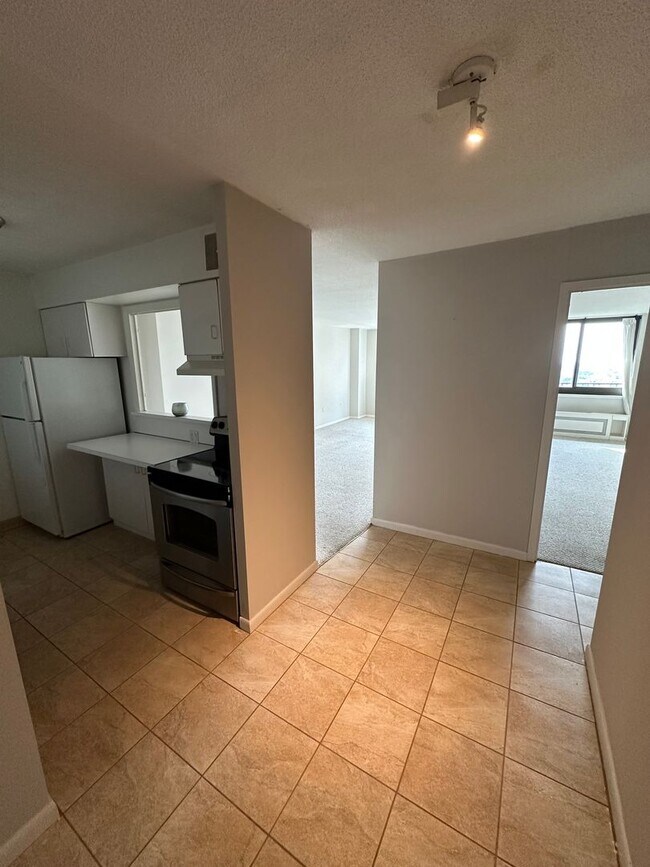 Building Photo - Spacious 1Bedroom unit in Center City.