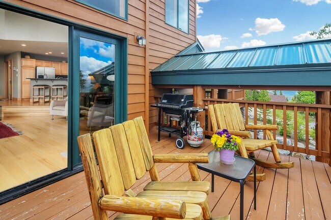 Building Photo - Year lease! Garage! Beautiful views! Great Decks!