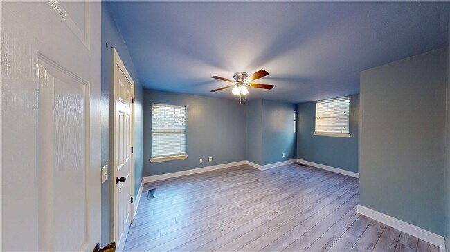 Building Photo - 2711 W Bishop Dr