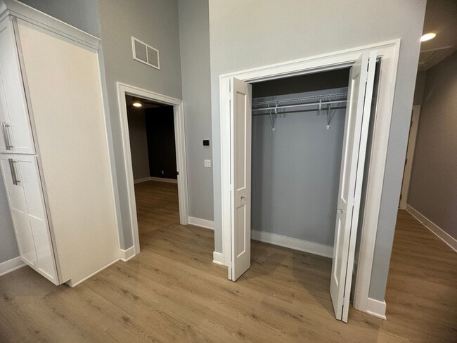 Building Photo - 2 Bedroom 2 bath Townhome in East Moline