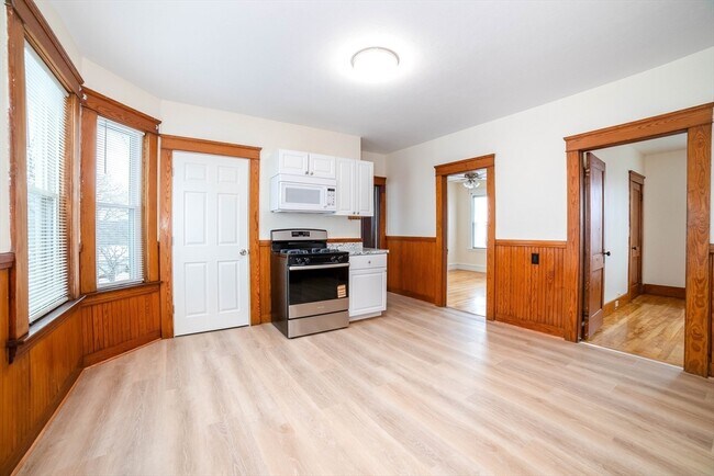 Building Photo - 82 Tower St