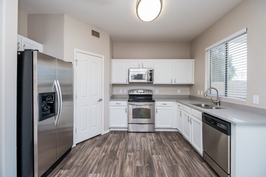 Building Photo - 1306 S 119th Dr