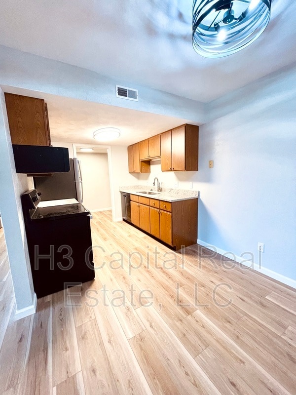 Building Photo - 130 Brookview Dr