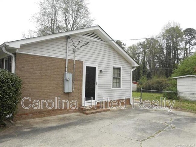 Building Photo - 5500 Larchmont Ave