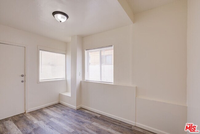 Building Photo - 543 W 16th St