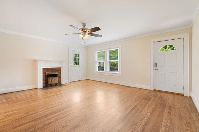 Building Photo - Available now! Lovely 3 bed/1 bath Home in...