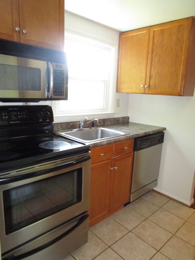 Building Photo - Gorgeous 3 BR/1.5 BA EOG Townhome in Pasad...