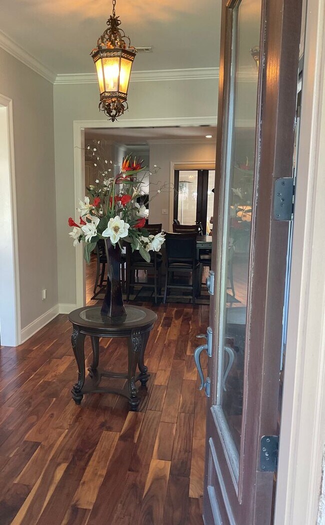 Building Photo - Southern Charm Meets Modern Luxury!!