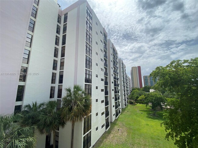 Building Photo - 16919 N Bay Rd