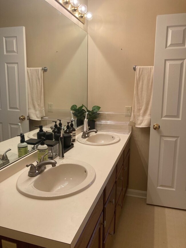 Building Photo - 616 Springhouse Ln