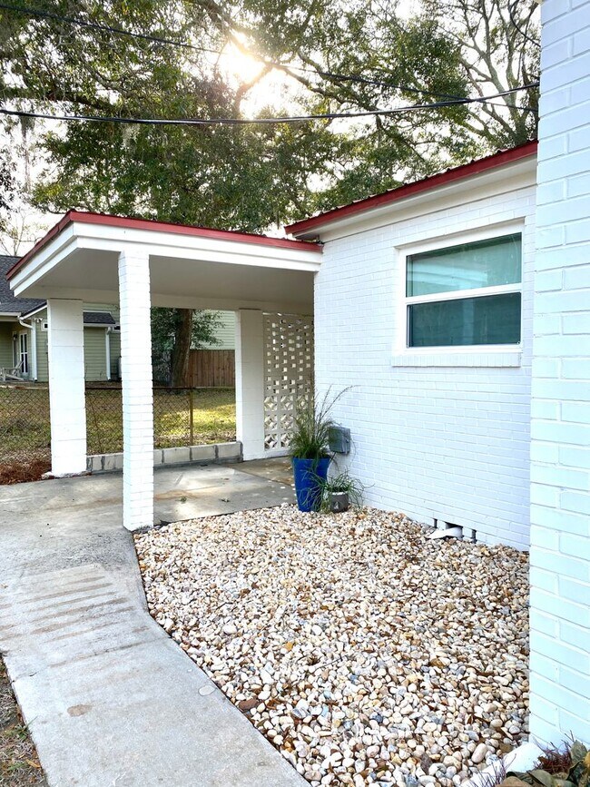 Building Photo - A Stones Throw to the Historic District