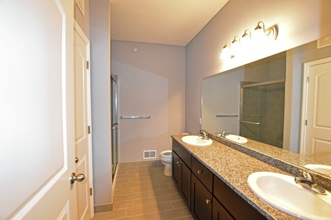 Building Photo - 3 Bedroom, 2 Bath, End-Unit condo style re...