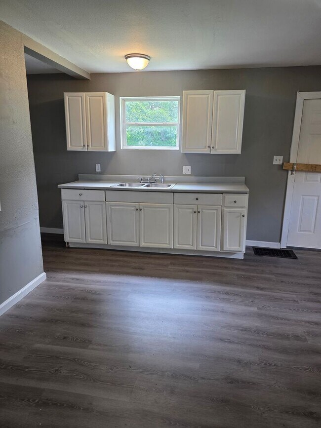 Building Photo - Lovely 3BD/1BA