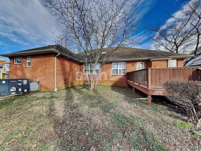 Building Photo - 2711 Waywood Dr