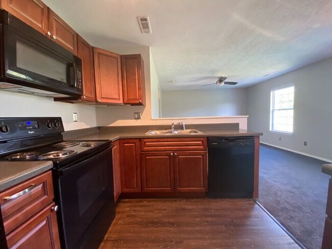 Building Photo - Now Available - 2 Bed 2 Bath House in Brit...