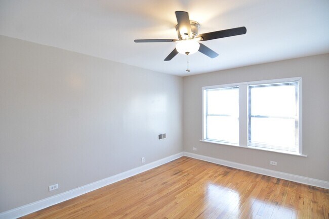 Building Photo - 3241 N Damen Ave