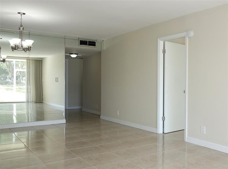 Building Photo - 2600 S Course Dr