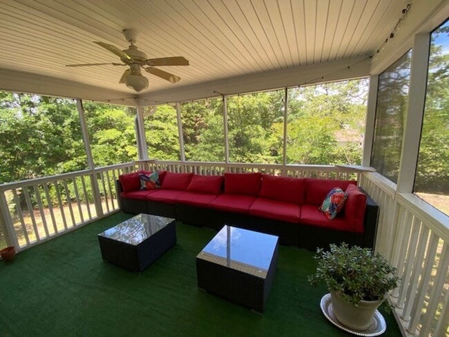 Building Photo - Welcome to this stunning fully furnished 4...