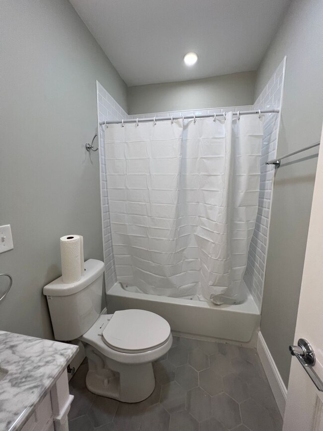 Building Photo - Large 2 Bedrooms Plus a Bonus Room. 2 Full...