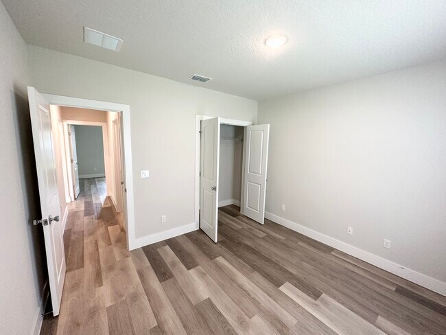 Building Photo - 6 Slate Wood Ct