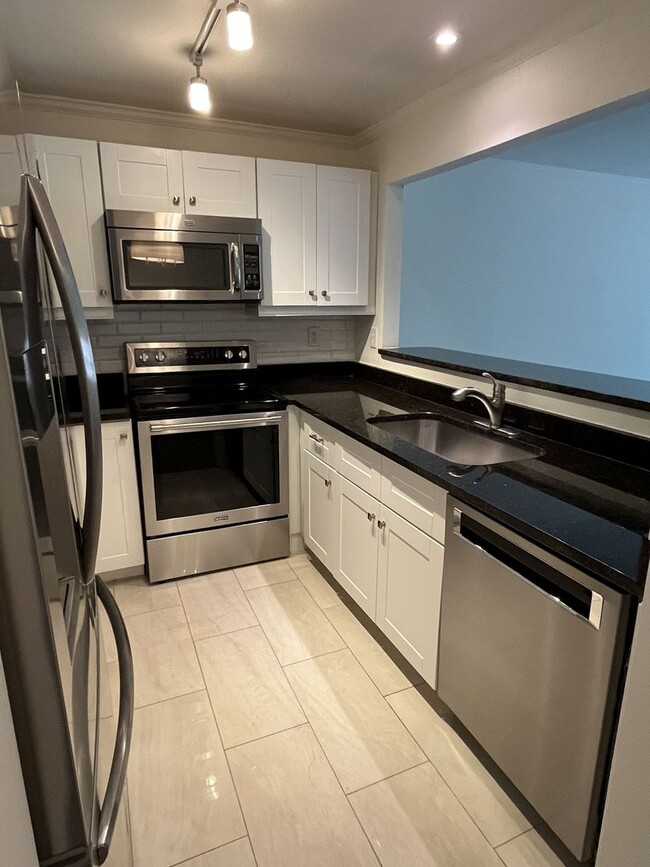 Building Photo - Updated 3 Bed Condo in Myers Park