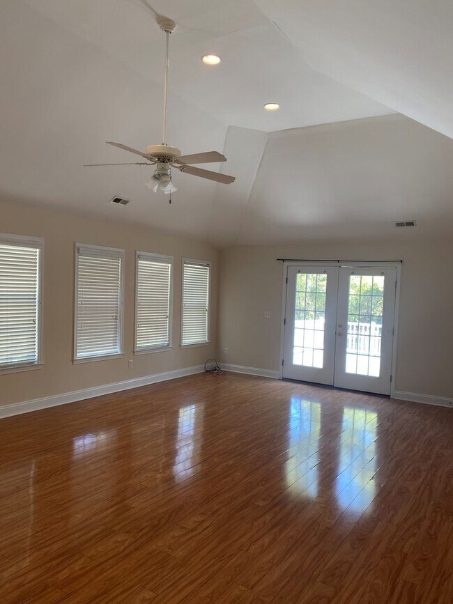 Building Photo - 4 bedroom/3 bathroom in Cypress Island community, minutes from Carolina Beach!