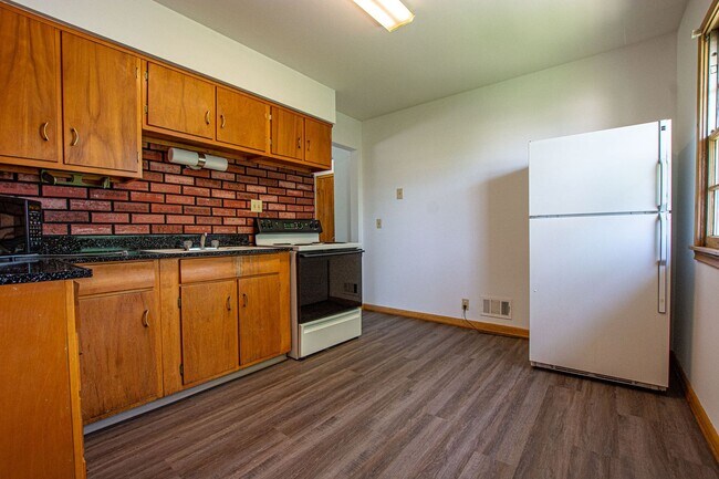 Building Photo - 3328 S 82nd Ave