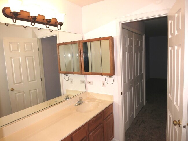 Building Photo - 2039 Tamahawk Ln