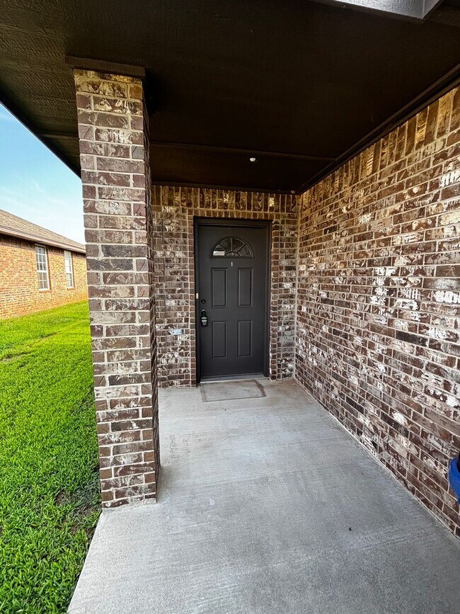 Building Photo - Move in Special!! 3BR 2BA duplex with 2 ca...