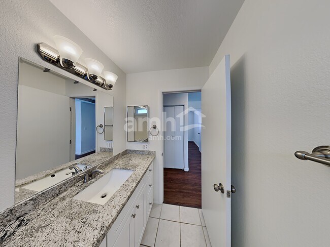 Building Photo - 9516 Fox Forest Ave