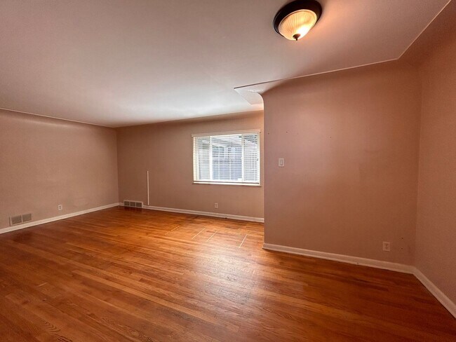 Building Photo - $0 DEPOSIT OPTION. CHARMING 2BED/1BATH DUPLEX NEAR SLOAN LAKE!!