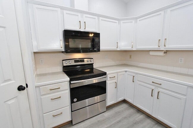 Building Photo - Single-Level Home in Quiet Neighborhood