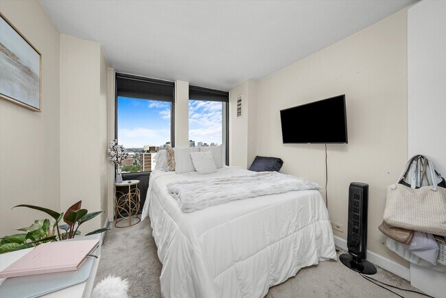 Building Photo - 444 W Fullerton Pkwy