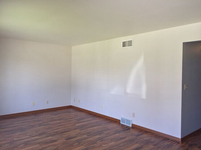 Building Photo - 4413 Menasha Ave
