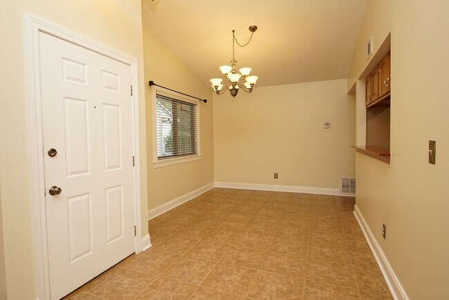 Building Photo - Great 3 Bedroom 2 bath home in Central Nic...