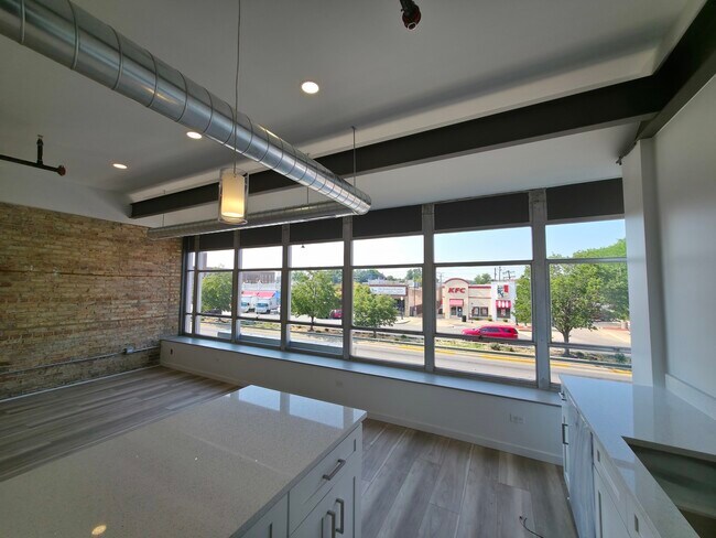 Building Photo - 2202 Lombard Ave