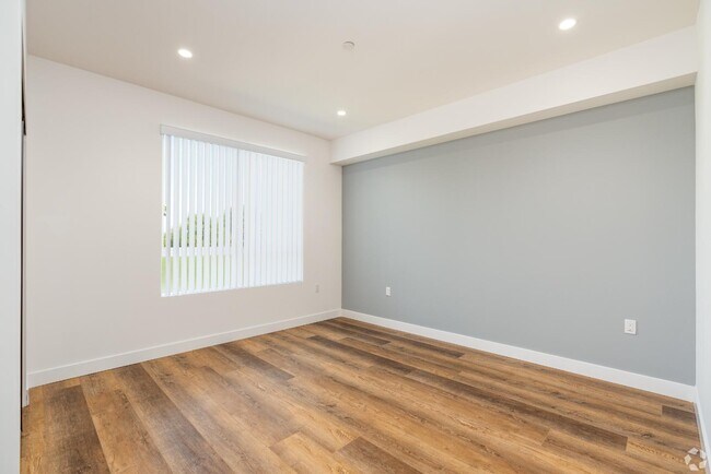 Building Photo - 8940 Reseda Blvd