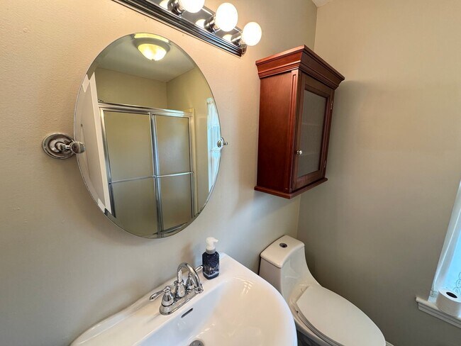 Building Photo - 109 Hickory Dr