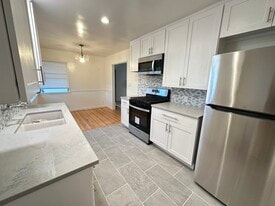 Building Photo - 306 N Screenland Dr