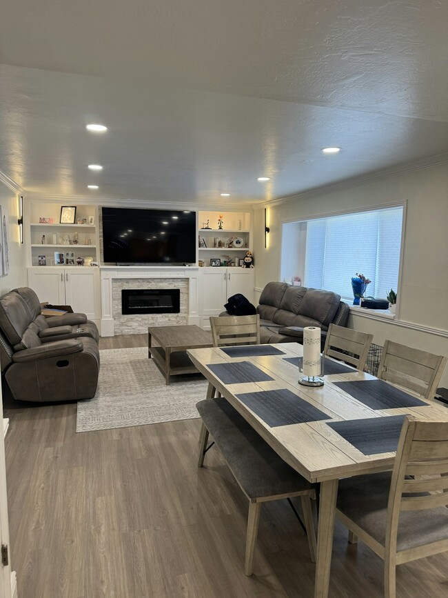 Building Photo - 1242 E Eastridge Cir