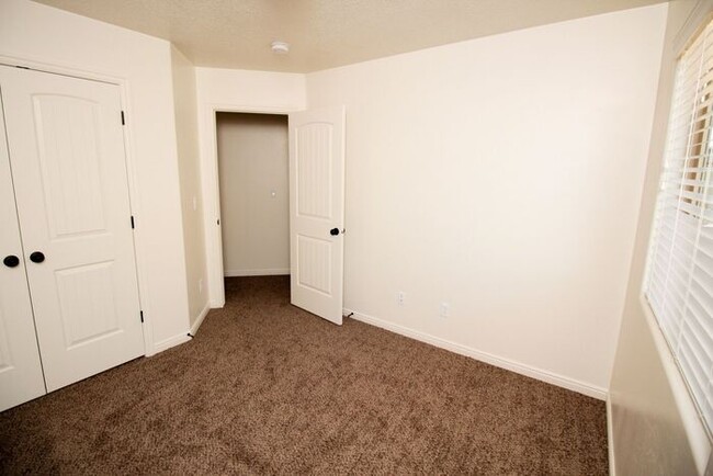 Building Photo - 3 bed, 2.5 bath town house *Internet Included