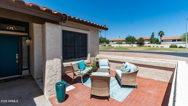 Building Photo - 1460 N La Rosa Dr