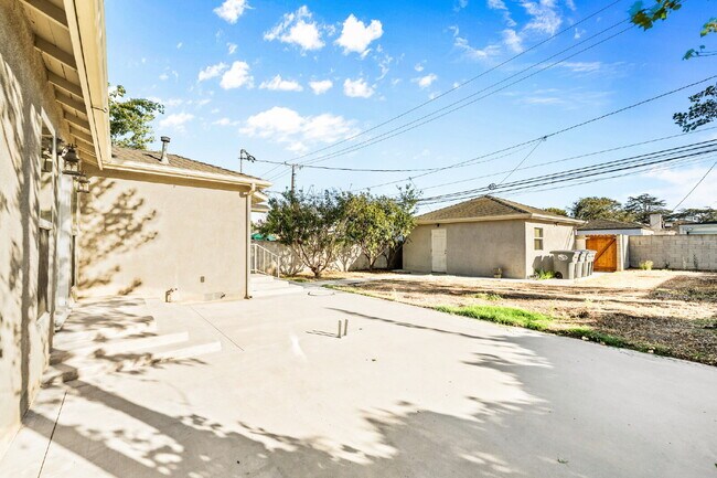 Building Photo - "Charming 2-Bedroom Retreat on Douglas Ave...