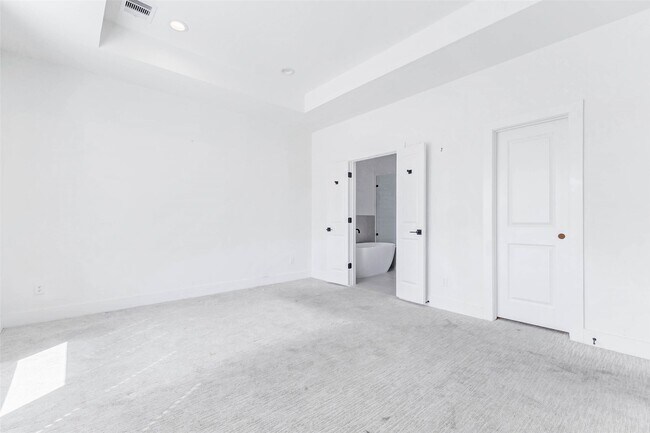 Building Photo - 334 Eastwood St