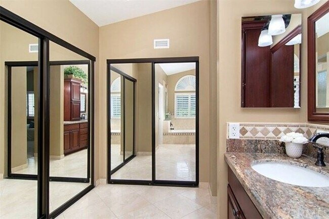 Building Photo - Spacious and modern 3 bedroom home within the prestigious Terraces of Cantebria subdivision.