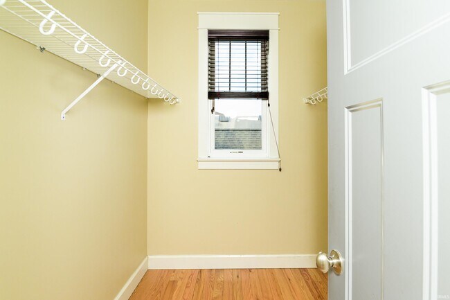 Building Photo - 819 S Morton St